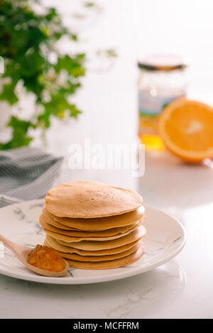 La cottura per la prima colazione. Deliziose frittelle fatte in casa su una piastra Foto Stock