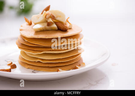 Banana anacardi pancake con banane e salsa al caramello. Foto Stock