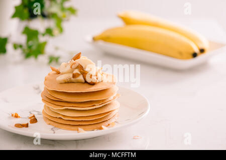 Banana anacardi pancake con banane e salsa al caramello. Foto Stock