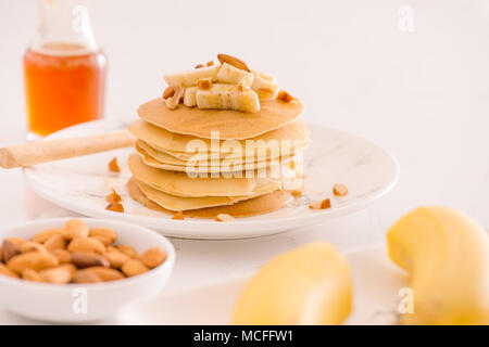 Banana anacardi pancake con banane e salsa al caramello. Foto Stock