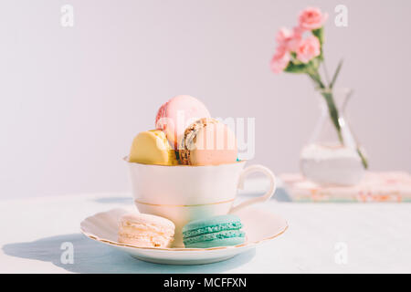 Deliziosi dessert francesi. Pastello colorato torta macaron o amaretto Foto Stock