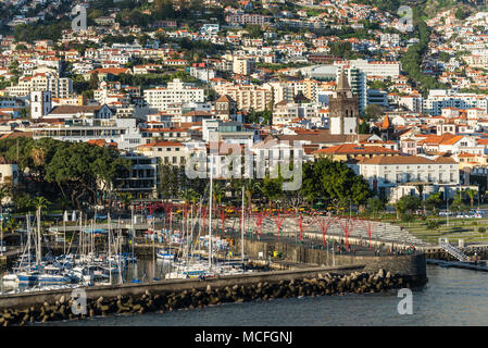 Funchal, Portogallo - 10 dicembre 2016: vista della marina e della città di Funchal all' Isola di Madeira, Portogallo. Foto Stock