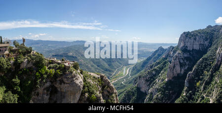 Una vista della campagna circostante come si vede dall'abbazia benedettina di Santa Maria de Montserrat in Catalogna, Spagna. Foto Stock