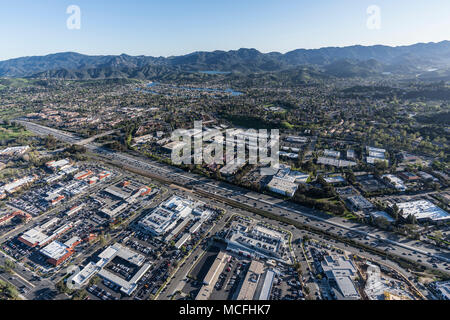 Vista aerea della Ventura 101 freeway e il Santa Monica Mountains nella zona suburbana di Thousand Oaks vicino a Los Angeles, California. Foto Stock