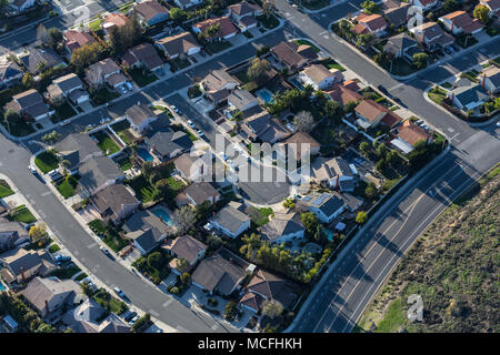 Vista aerea di culdesac suburbana street case nei pressi di Los Angeles, California. Foto Stock