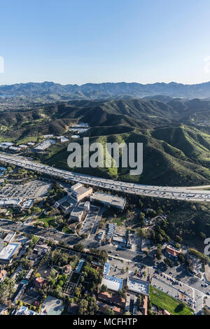 Antenna verticale vista della Ventura superstrada 101 nella zona suburbana di Thousand Oaks vicino a Los Angeles, California. Foto Stock