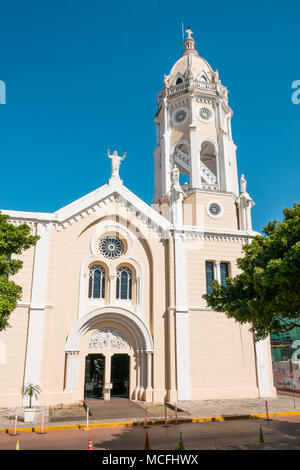 Panama City, Panama - marzo 2018: la facciata della chiesa di San Francisco nel centro storico della città di Panama (Casco Viejo / Casco Antiguo) Foto Stock