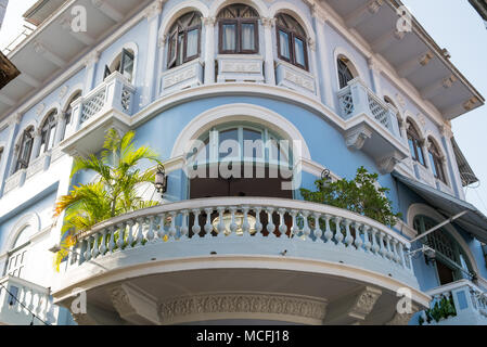 Balcone sulla splendida facciata e storico edificio esterno nella città vecchia - Casco Viejo, Panama City Foto Stock