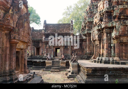 Cambogia tempio - statue antiche al Banteay Srei o la Lady Temple, un decimo secolo tempio indù, Angkor Sito Patrimonio Mondiale dell'UNESCO, Cambogia, Asia Foto Stock