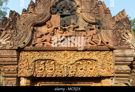 Banteay Srei - Sculture Antiche sculture indù su architravi, Banteay Srei , decimo .c. tempio indù, Angkor Sito Patrimonio Mondiale dell'UNESCO, Angkor, Cambogia Foto Stock