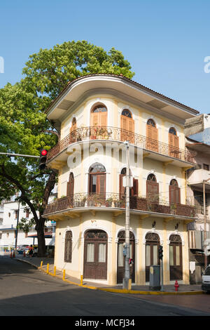 Bellissima facciata di edificio , storica restaurata architeture, Casco Viejo , Panama city Foto Stock