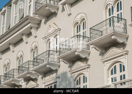 Balcone e finestre sulla bellissima restaurata facciata storica - real estate esterno Foto Stock