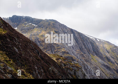 Seniors cresta sopra Idwal lastre che conduce a Glyder Fawr montagna nel Parco Nazionale di Snowdonia. Cwm Idwal, Ogwen, Conwy, Wales, Regno Unito, Gran Bretagna Foto Stock