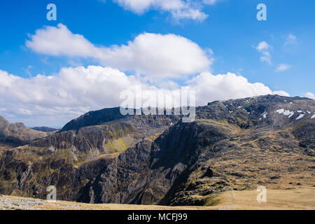 Vista da Y Garn ad anziani Ridge, Y Gribin Ridge e ispido Ridge in Glyderau montagne del Parco Nazionale di Snowdonia. Ogwen, Wales, Regno Unito, Gran Bretagna Foto Stock