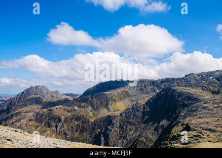 Vista da Y Garn ad anziani Ridge, Y Gribin Ridge, ispido Ridge e Tryfan Glyderau nelle montagne del Parco Nazionale di Snowdonia. Ogwen, Wales, Regno Unito Foto Stock