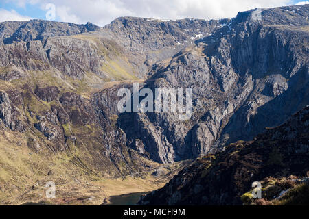 Per i seniores cresta sopra Idwal lastre rock climbing crags in Glyderau montagne del Parco Nazionale di Snowdonia. Ogwen, il Galles del Nord, Regno Unito, Gran Bretagna Foto Stock