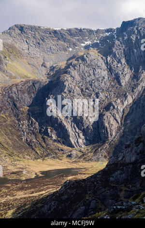 Vista di lastre Idwal balze di roccia e anziani cresta sopra Cwm Idwal Glyderau nelle montagne del Parco Nazionale di Snowdonia. Ogwen, il Galles del Nord, Regno Unito, Gran Bretagna Foto Stock