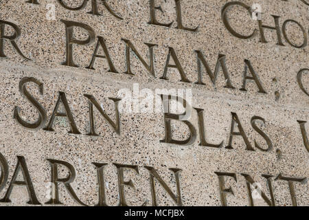 Panama City, Panama - marzo 2018: Primo piano delle parole "Blas" in francese Plaza monumento (Plaza de Francia) nel Casco Viejo, Panama City, Panama Foto Stock