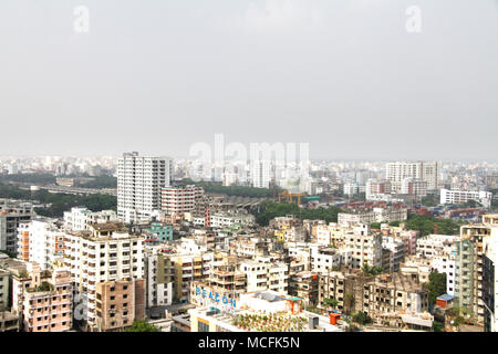 Dacca in Bangladesh. Una vista dall'alto della parte sud-est della città di Dhaka il 5 aprile 2018. Dhaka è la capitale del Bangladesh, è situato nel centro di Bangladesh lungo il fiume Buriganga.Dacca è una delle città più popolata ed è stato classificato come il nono più inquinate città del mondo.Nel 2016, la popolazione è 18.237 milioni in la maggiore area di Dhaka, mentre la città stessa ha una popolazione stimata a circa 8,5 milioni di euro secondo i dati. © Rehman Asad/Alamy Stock Photo Foto Stock