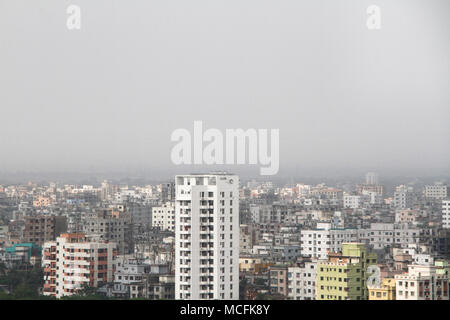 Dacca in Bangladesh. Una vista dall'alto della parte sud-est della città di Dhaka il 5 aprile 2018. Dhaka è la capitale del Bangladesh, è situato nel centro di Bangladesh lungo il fiume Buriganga.Dacca è una delle città più popolata ed è stato classificato come il nono più inquinate città del mondo.Nel 2016, la popolazione è 18.237 milioni in la maggiore area di Dhaka, mentre la città stessa ha una popolazione stimata a circa 8,5 milioni di euro secondo i dati. © Rehman Asad/Alamy Stock Photo Foto Stock