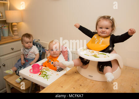 Bambini e bambini che hanno uno spuntino al vivaio, Regno Unito Foto Stock