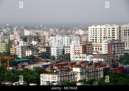 Dacca in Bangladesh. Una vista dall'alto della parte sud-est della città di Dhaka il 5 aprile 2018. Dhaka è la capitale del Bangladesh, è situato nel centro di Bangladesh lungo il fiume Buriganga.Dacca è una delle città più popolata ed è stato classificato come il nono più inquinate città del mondo.Nel 2016, la popolazione è 18.237 milioni in la maggiore area di Dhaka, mentre la città stessa ha una popolazione stimata a circa 8,5 milioni di euro secondo i dati. © Rehman Asad/Alamy Stock Photo Foto Stock