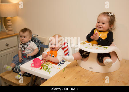 Bambini e bambini che hanno uno spuntino al vivaio, Regno Unito Foto Stock