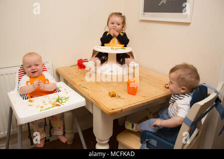 Bambini e bambini che hanno uno spuntino al vivaio, Regno Unito Foto Stock