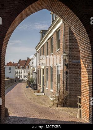 Vista sul case medievale al Havenweg nella città medievale Wijk bij Duurstede da sotto il mulino. Foto Stock