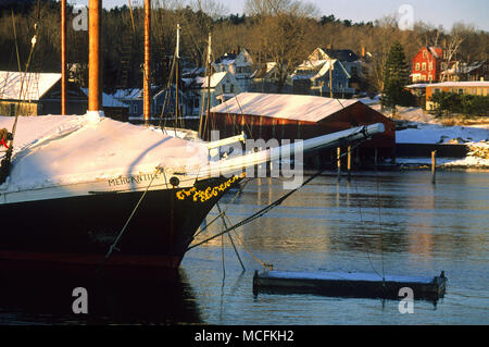 'Inverno di riposo' un Maine winjammer 'mercantile' attende la molla nel porto di Camden, Maine, Stati Uniti d'America Foto Stock