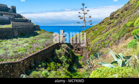 Vista oceano e antiche rovine vicino Puearto de la Cruz, Tenerife, Isole Canarie Foto Stock