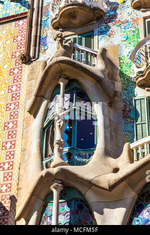 Dettaglio di un art nouveau alla finestra di Casa Batlló di Antoni Gaudì a Barcellona, Spagna Foto Stock