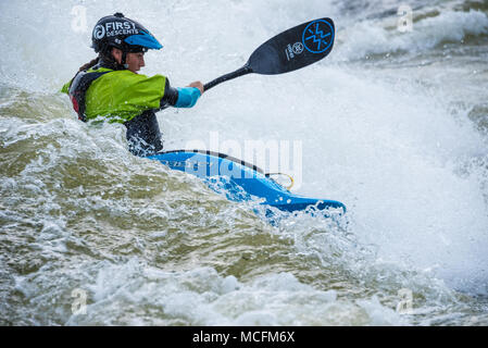 Kayaker femmina mostra seria capacità sul fiume Chattahoochee a Paddle Sud, USA Kayak Freestyle Campionato Nazionale in Columbus, GA. Foto Stock