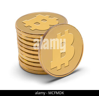 Pila di oro Bitcoins isolato su uno sfondo bianco. Foto Stock