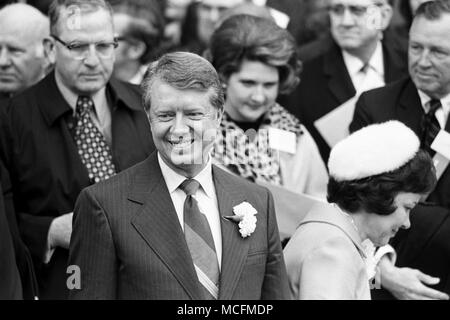 Stato Senatore Jimmy Carter attende di essere prestato giuramento come la Georgia il nuovo governatore . Carter è seduto con la moglie Rosalynn Carter e la figlia Amy Carter al Georgia governatori inaugurazione. Atlanta. 1971 Foto Stock