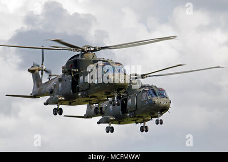 L'attuale assalto anfibio helicopte CHF Merlin che hanno sostituito il mare re dieci dei quali sarà in grado di terra di una società in un ascensore di HM Foto Stock