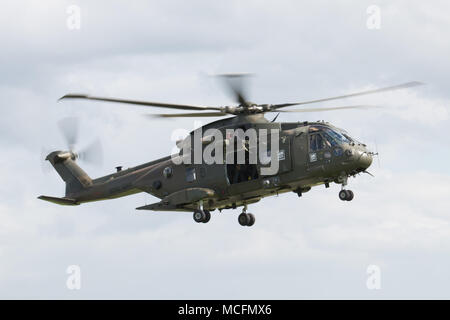 L'attuale assalto anfibio helicopte CHF Merlin che hanno sostituito il mare re dieci dei quali sarà in grado di terra di una società in un ascensore di HM Foto Stock