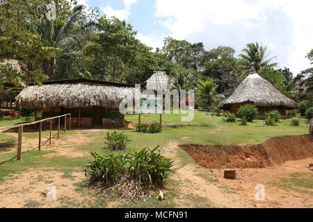 PANAMA, 31 MAR: Embera autentico bungalows nel loro villaggio su Marzo 31, 2018 a Panama Foto Stock