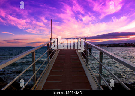 Pier. Vista del tramonto dal Molo a Estepona. Foto Stock