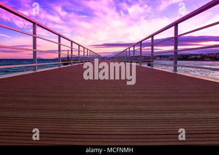 Pier. Vista del tramonto dal Molo a Estepona. Foto Stock