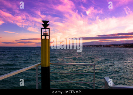 Pier. Vista del tramonto dal Molo a Estepona. Foto Stock