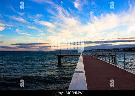 Pier. Vista del tramonto dal Molo a Estepona. Foto Stock