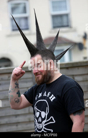 Uomo con mohawk / mohicano acconciatura nella foto a Bognor Regis, West Sussex, Regno Unito. Foto Stock