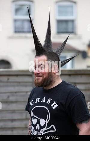 Uomo con mohawk / mohicano acconciatura nella foto a Bognor Regis, West Sussex, Regno Unito. Foto Stock