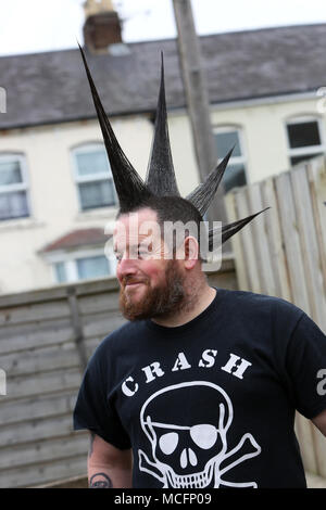 Uomo con mohawk / mohicano acconciatura nella foto a Bognor Regis, West Sussex, Regno Unito. Foto Stock