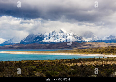 Parco Nazionale di Torres del Paine, Patagonia, Cile: il turchese Lake (lago) Pehoe e il maestoso Cuernos del Paine (Corna del Paine) Foto Stock