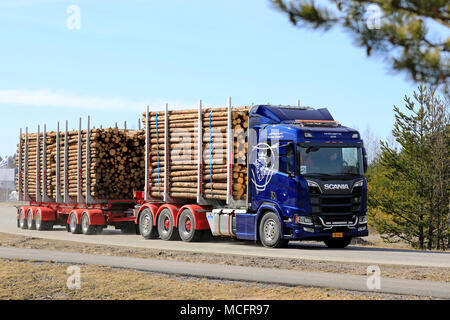 LIETO, Finlandia - 12 Aprile 2018: Blu Scania R730 carrello di registrazione sulla prova di guida durante il tour di Scania 2018 in Turku. Foto Stock