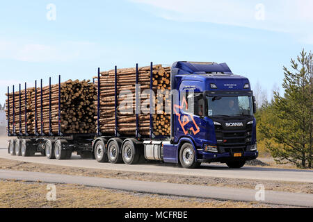 LIETO, Finlandia - 12 Aprile 2018: Blu Scania R730 XT carrello di registrazione sulla prova di guida durante il tour di Scania 2018 in Turku. Foto Stock