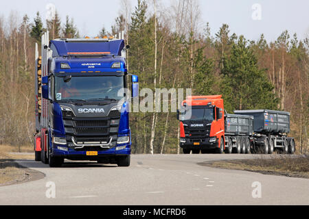 LIETO, Finlandia - 12 Aprile 2018: Blu Scania R730 carrello di registrazione e R650 XT combinazione di ghiaia sulla prova di guida durante il tour di Scania 2018 in Turku. Foto Stock