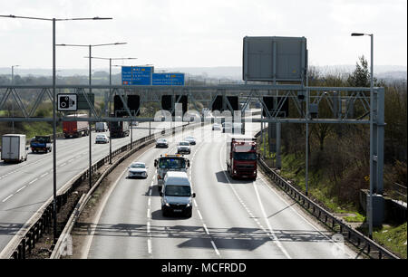 Autostrada M6 dal B4118 cavalcavia in prossimità di acqua Orton, Warwickshire, Regno Unito Foto Stock